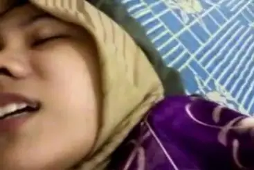 Bokep Jilbab Kuning Main Ganas Sampai Muncrat - BokepAnime